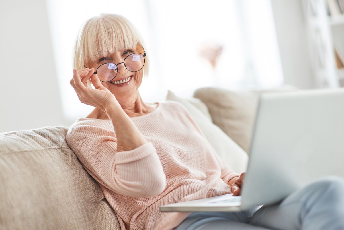 Una mujer calculando su pensión de jubilación