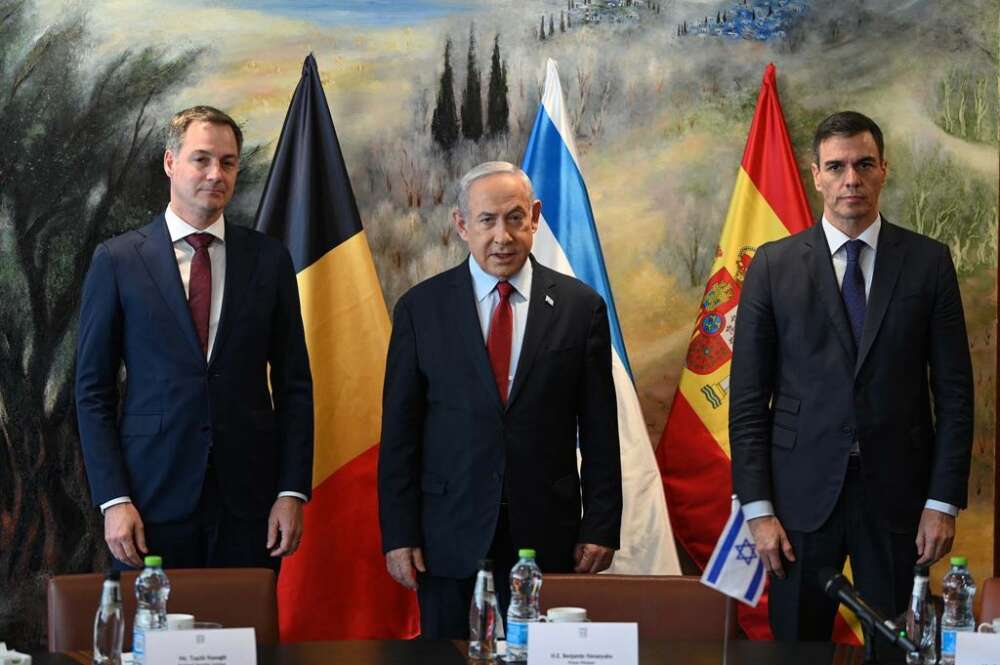 El Presidente del Gobierno, Pedro Sánchez, junto al primer ministro israelí, Benjamin Netanyahu, y el primer ministro belga, Alexander de Croo. Moncloa.