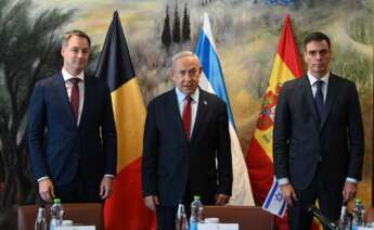 El Presidente del Gobierno, Pedro Sánchez, junto al primer ministro israelí, Benjamin Netanyahu, y el primer ministro belga, Alexander de Croo. Moncloa.