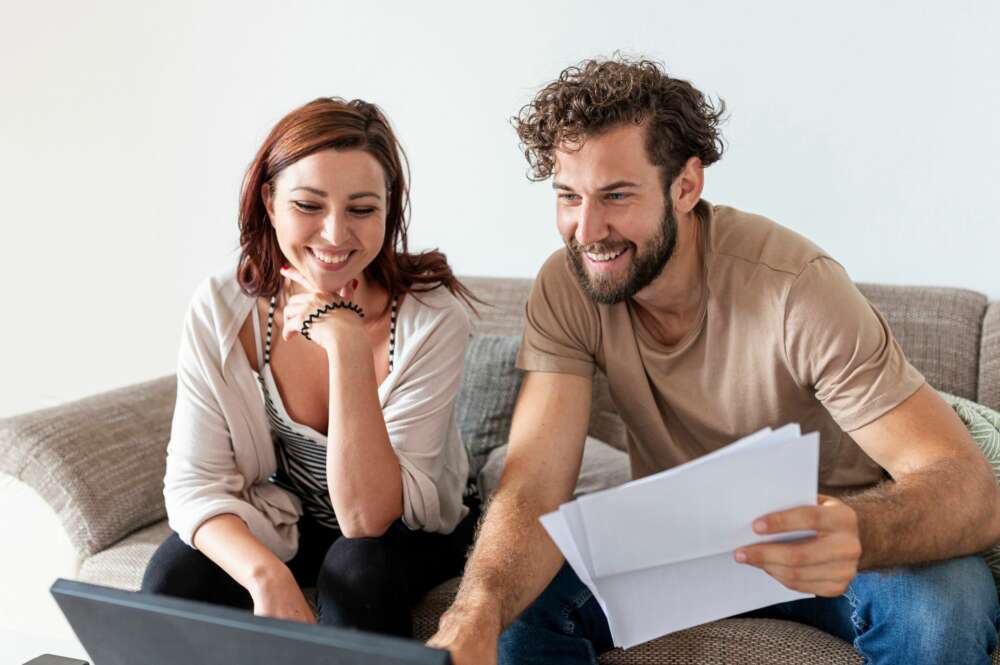 Una pareja consulta los pasos necesarios para subrogar la hipoteca. Foto: Freepik