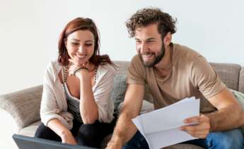 Una pareja consulta los pasos necesarios para subrogar la hipoteca. Foto: Freepik