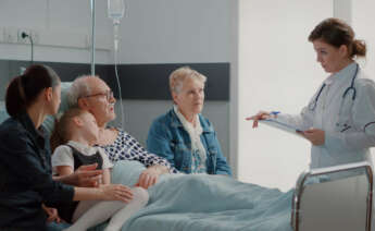 Una familia en el hospital.