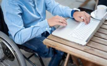Un hombre con discapacidad utiliza su ordenador. Foto: Freepik.
