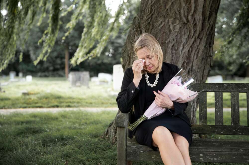 Una viuda llora el fallecimiento de su pareja. Foto: Freepik.
