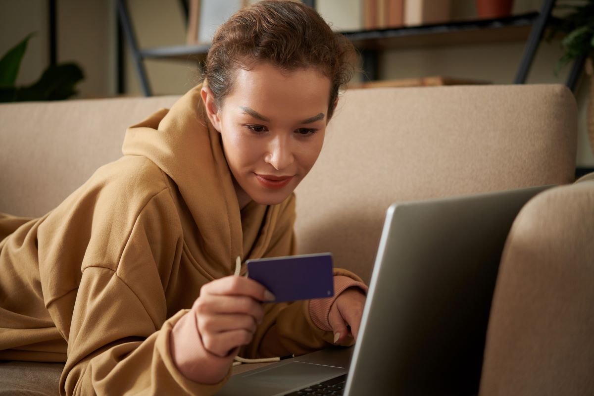 Mujer que paga en línea con tarjeta de crédito