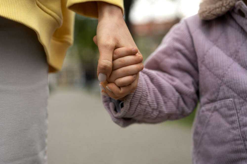 Madre e hija cogidas de la mano.