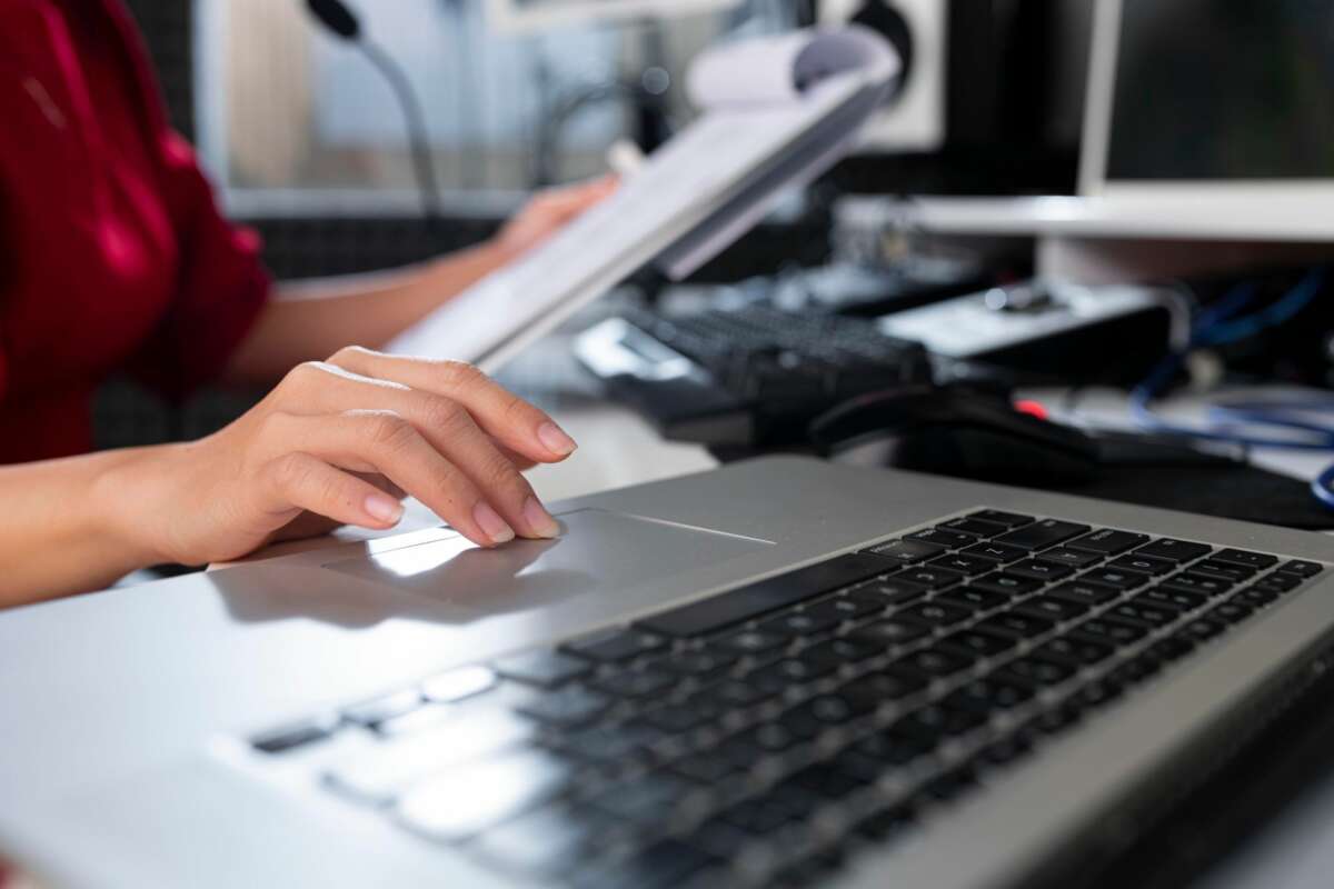 Una persona lleva a cabo la declaración de la Renta en su ordenador. Foto: Freepik.