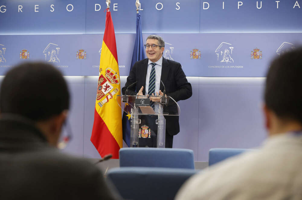 El portavoz del PSOE en el Congreso de los Diputados, Patxi López realiza declaraciones en el marco de la reunión de la Junta Portavoces del Congreso este martes en Madrid. EFE/ J P Gandul
