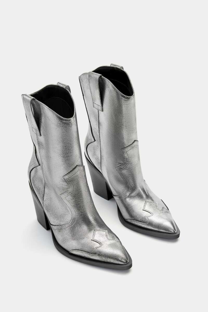 Las botas cowboy plateadas de Pull&Bear