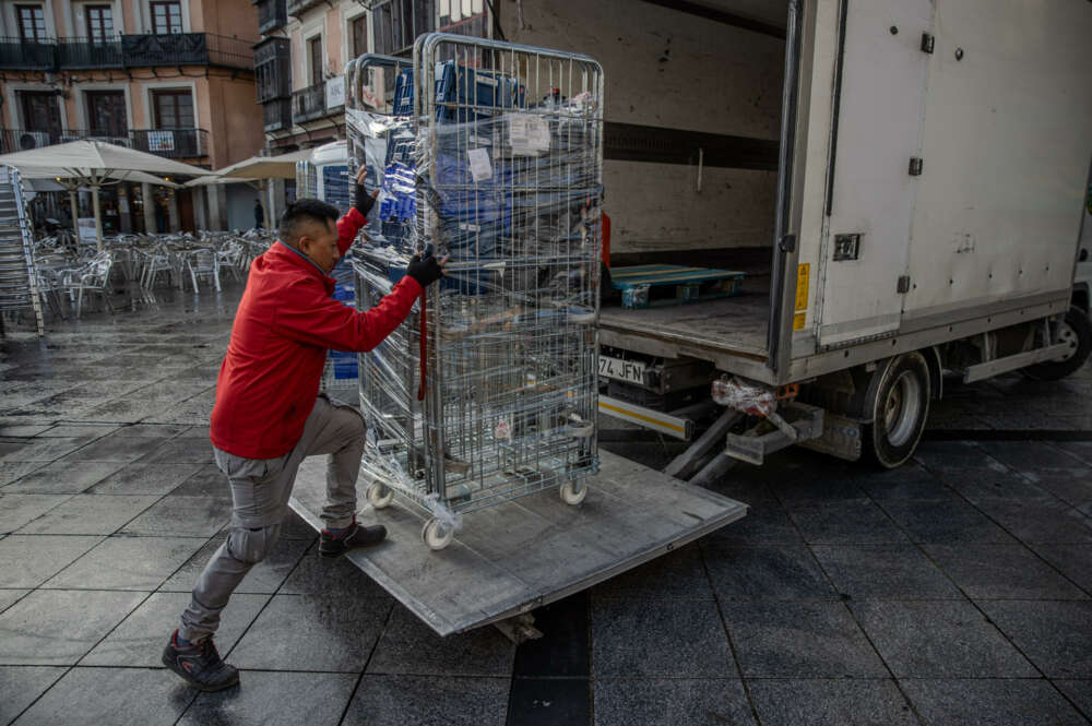 -FOTODELDIA- TOLEDO, 02/02/2024.- El empleo se resintió en enero, un mes habitualmente malo para el mercado laboral español, con 231.250 afiliados menos de media y un aumento del paro de 60.404 personas tras el fin de la campaña navideña. En la imagen, un trabajador en Toledo este viernes. EFE/Ismael Herrero