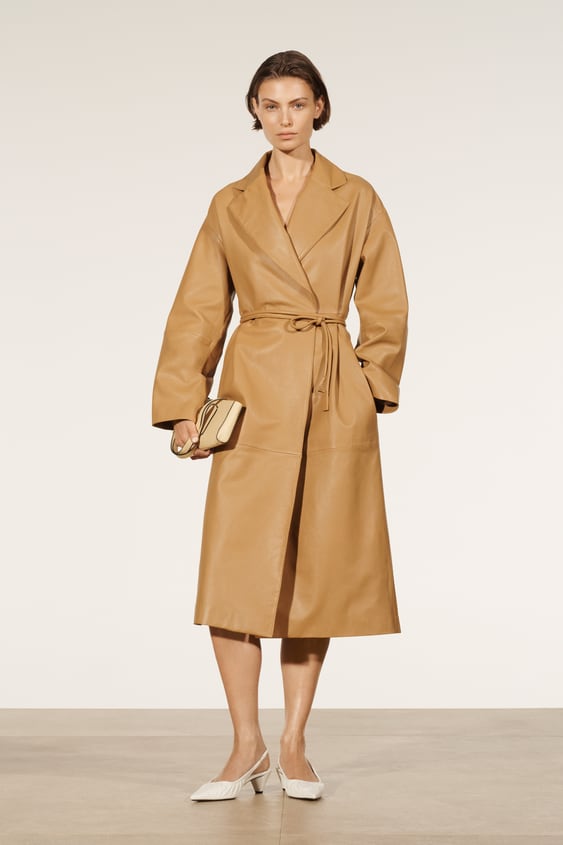 El abrigo de piel con cinturón de las colecciones de primavera de Zara