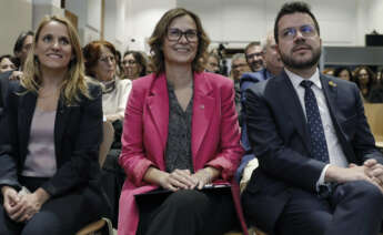 GRAFCAT5931. BARCELONA, 02/11/2023.- El presidente de la Generalitat, Pere Aragonès, acompañdo por las conselleras de Acción Exterior y Unión Europea, Meritxell Serret (c), y de Economía, Natàlia Mas (i), durante un acto en la antigua cárcel Modelo de Barcelona sobre experiencias internacionales de amnistía en resolución de conflictos, en el que ha celebrado el acuerdo con el PSOE para una ley de amnistía dirigida a "todos los represaliados, sin excepción", y ha subrayado que "es la hora de abordar el fondo del conflicto político, avanzar hacia el ejercicio del derecho a decidir". EFE/Andreu Dalmau