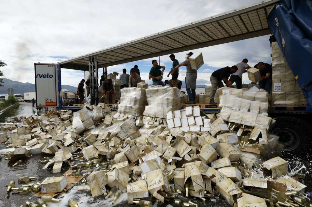 Destrucción de un envío de vino durante una manifestación junto al peaje de le Boulou, cerca de la frontera española, al sur de Francia. EFE/EPA/GUILLAUME HORCAJUELO