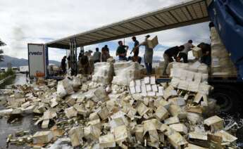 Destrucción de un envío de vino durante una manifestación junto al peaje de le Boulou, cerca de la frontera española, al sur de Francia. EFE/EPA/GUILLAUME HORCAJUELO