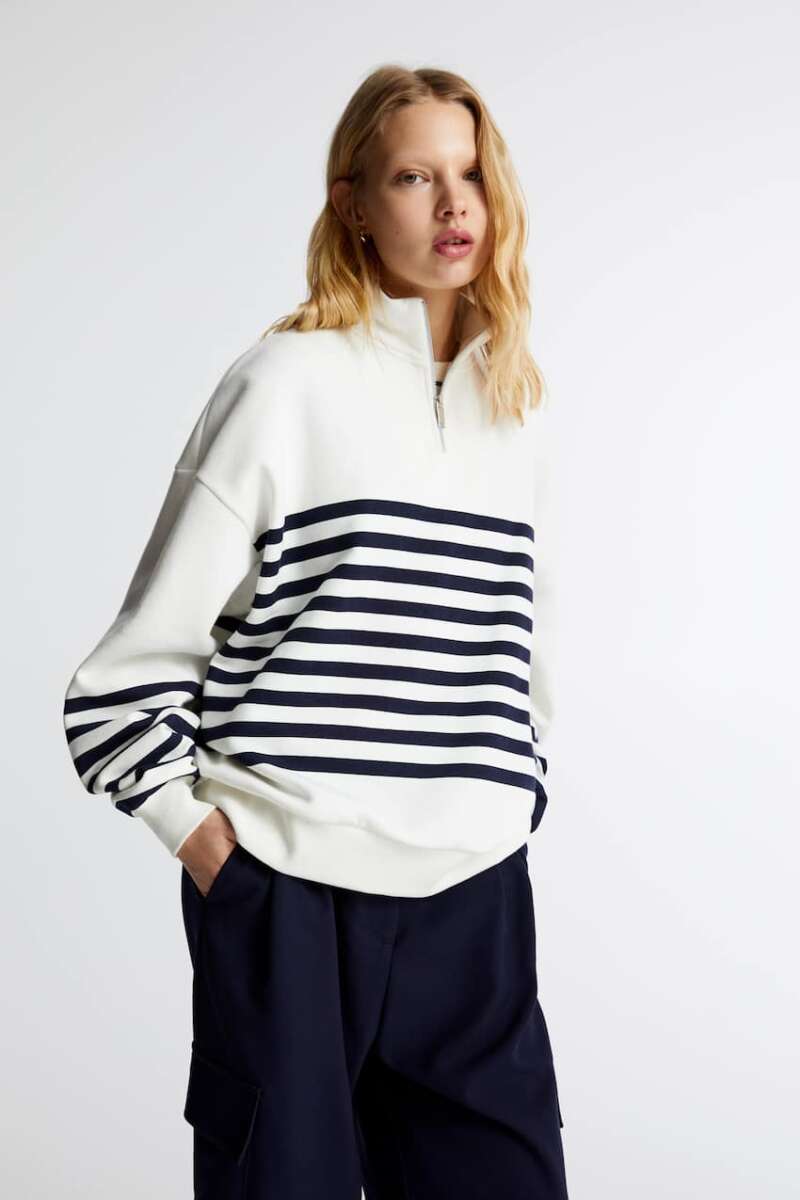 La sudadera para mujer de Pull&Bear con diseño a rayas
