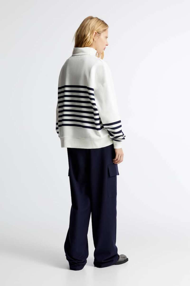 La sudadera para mujer de Pull&Bear con diseño a rayas