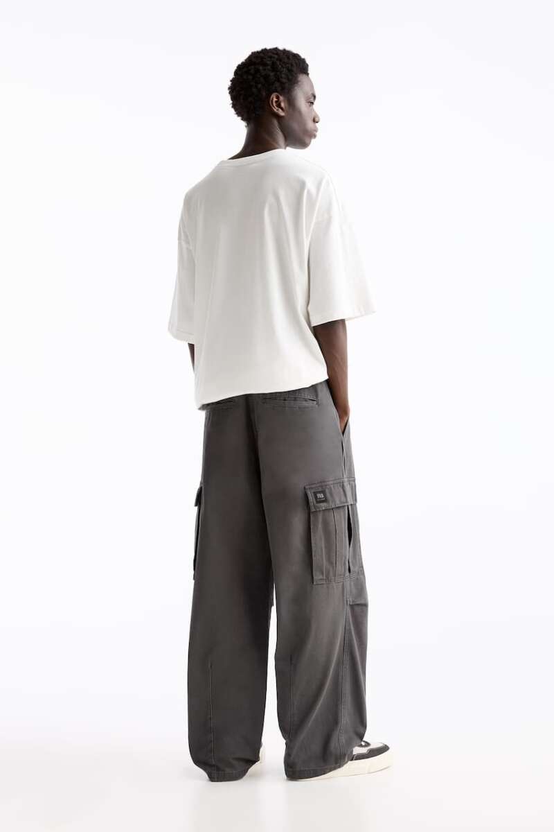 El pantalón para hombre de Pull&Bear estilo cargo wide leg