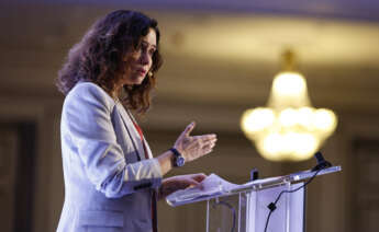 La presidenta de la Comunidad de Madrid, Isabel Díaz Ayuso, da un discurso en un desayuno-coloquio organizado por la Asociación para el Progreso de la Dirección-APD, este martes en un hotel madrileño. EFE/ Rodrigo Jiménez