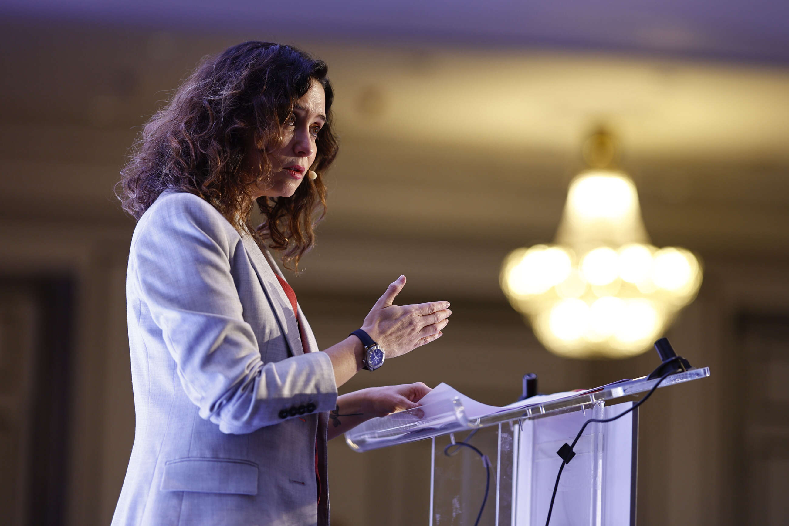 La presidenta de la Comunidad de Madrid, Isabel Díaz Ayuso, da un discurso en un desayuno-coloquio organizado por la Asociación para el Progreso de la Dirección-APD, este martes en un hotel madrileño. EFE/ Rodrigo Jiménez