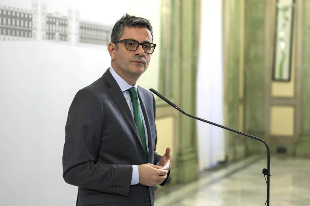 El ministro de la Presidencia, Justicia y Relaciones con las Cortes, Félix Bolaños, atiende a la prensa este lunes después de reunirse con la presidenta de la Agencia Española de Protección de Datos y la presidenta de la Fábrica Nacional de Moneda y Timbre para abordar los sistemas de protección para menores que impidan su acceso a contenido adulto en internet.-EFE/ Kiko Huesca