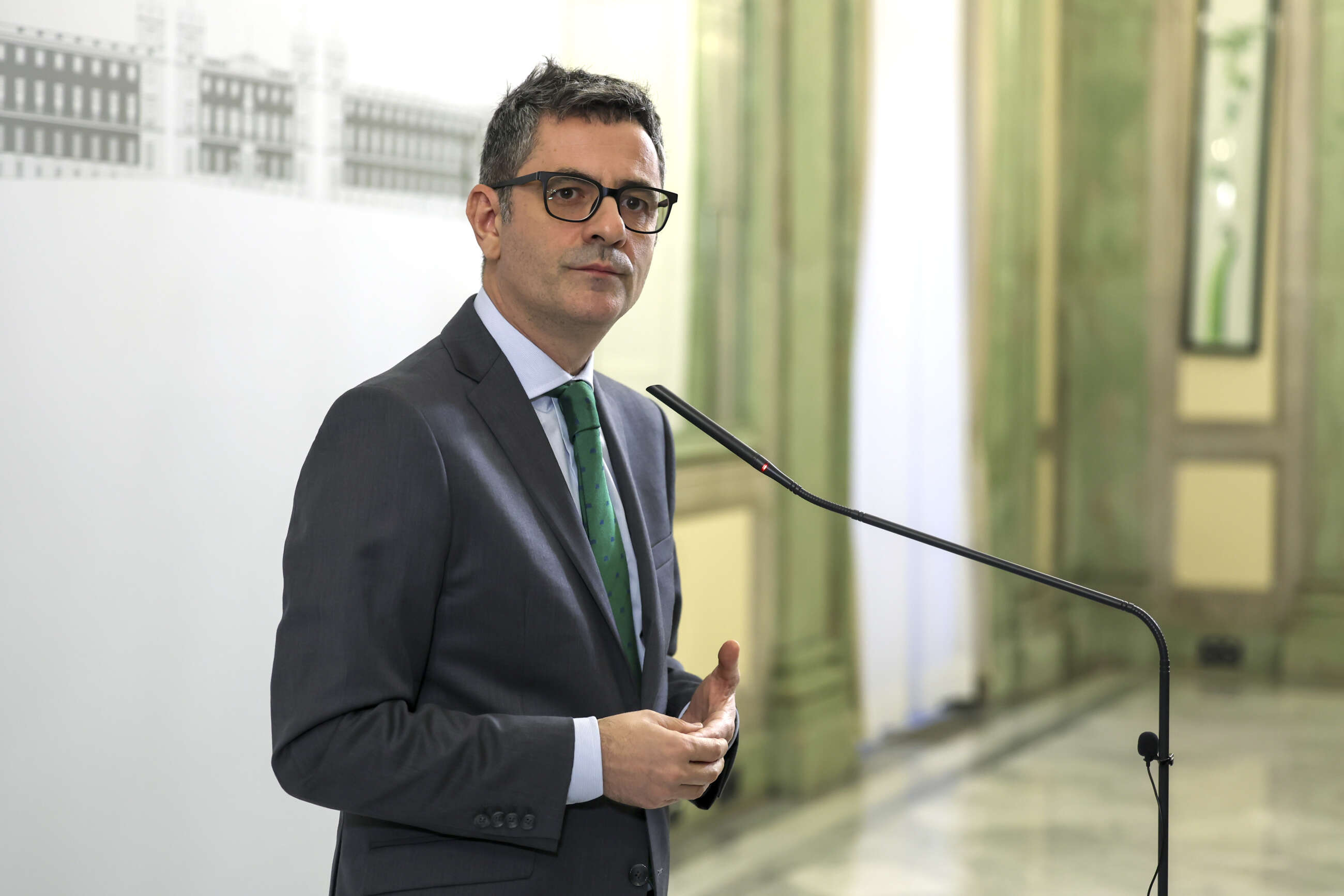 El ministro de la Presidencia, Justicia y Relaciones con las Cortes, Félix Bolaños, atiende a la prensa este lunes después de reunirse con la presidenta de la Agencia Española de Protección de Datos y la presidenta de la Fábrica Nacional de Moneda y Timbre para abordar los sistemas de protección para menores que impidan su acceso a contenido adulto en internet.-EFE/ Kiko Huesca