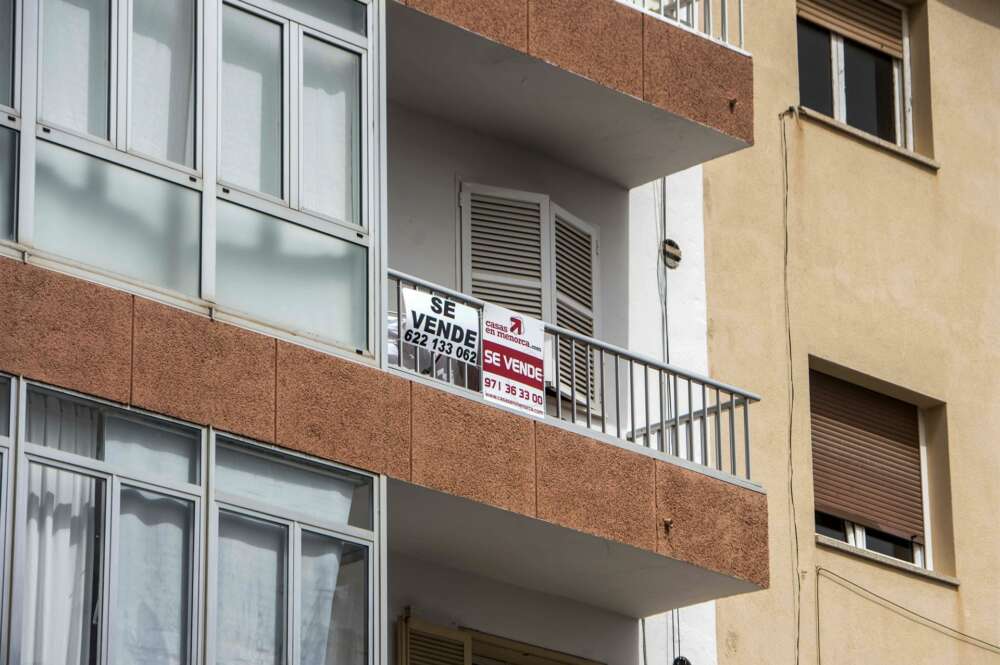 Una vivienda con varios carteles que anuncian su venta. Foto: EFE.