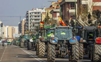 BURGOS (CASTILLA Y LEÓN), 06/02/2024.- Movilización del sector agrario en Burgos para protestar por la situación del campo. Las protestas de agricultores están siendo protagonizadas, en muchos puntos de España por productores independientes convocados por las redes sociales que han salido a las carreteras con sus tractores, lo que está provocando cortes de vías de Castilla-La Mancha, Castilla y León, Andalucía, Valencia, Aragón o Cataluña. EFE/Santi Otero