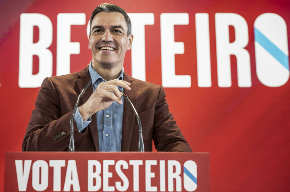 SAN CIBRAO DAS VIÑAS (OURENSE), 03/02/2024.- El secretario general del PSOE y presidente del Gobierno, Pedro Sánchez, da un discurso mientras acompaña al candidato a la Presidencia de la Xunta, José Ramón Gómez Besteiro, en un acto de campaña celebrado en el Auditorio de Expourense de San Cibrao das Viñas, Orense, este sábado. EFE/ Brais Lorenzo