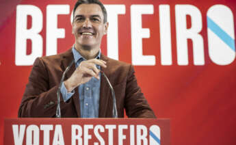 SAN CIBRAO DAS VIÑAS (OURENSE), 03/02/2024.- El secretario general del PSOE y presidente del Gobierno, Pedro Sánchez, da un discurso mientras acompaña al candidato a la Presidencia de la Xunta, José Ramón Gómez Besteiro, en un acto de campaña celebrado en el Auditorio de Expourense de San Cibrao das Viñas, Orense, este sábado. EFE/ Brais Lorenzo