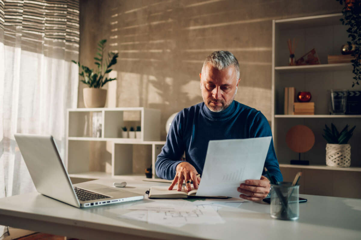 Hombre de mediana edad que trabaja como autónomo solicitando el certificado de ingresos