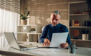 Hombre de mediana edad que trabaja como autónomo solicitando el certificado de ingresos