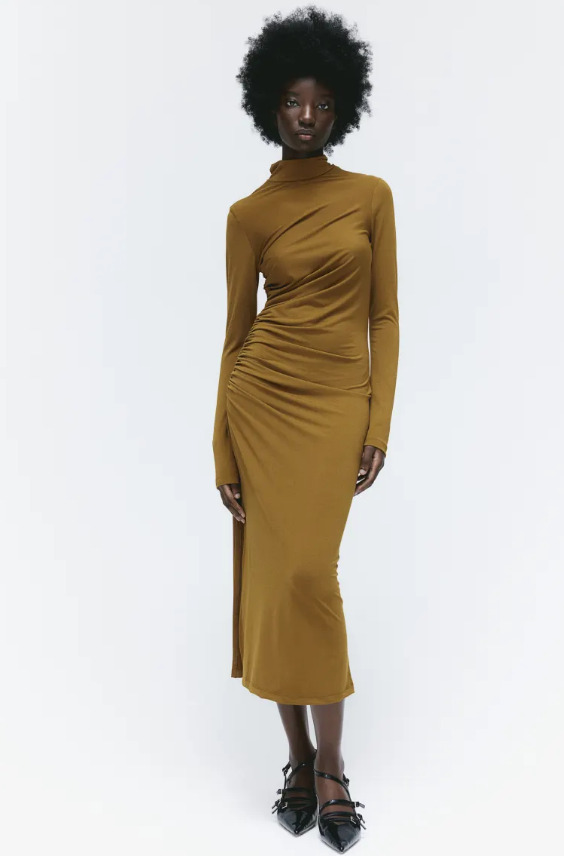 El vestido de H&M fruncido con cuello perkins