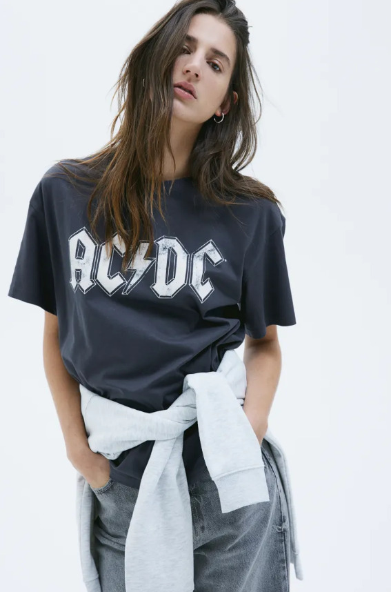 La camiseta oversize de ACDC de la colección de camisetas para mujer de H&M