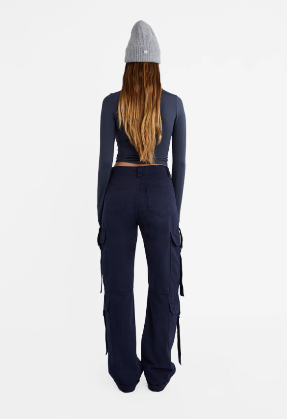El pantalón de Stradivarius estilo cargo con bolsillos