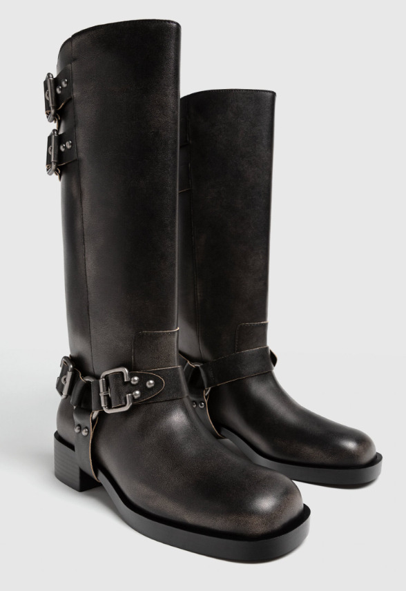 Las botas de Stradivarius estilo biker con hebillas