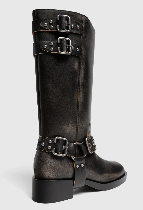 Las botas de Stradivarius estilo biker con hebillas