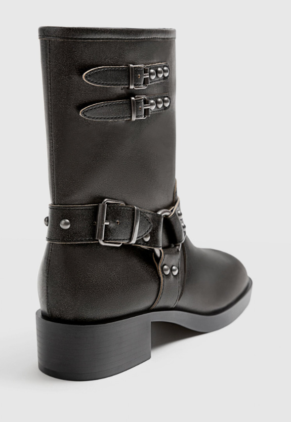 Los botines de Stradivarius estilo biker con hebillas