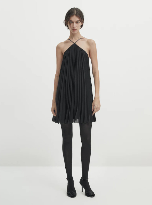 El vestido mini plisado de la colección de vestidos de fiesta de Massimo Dutti