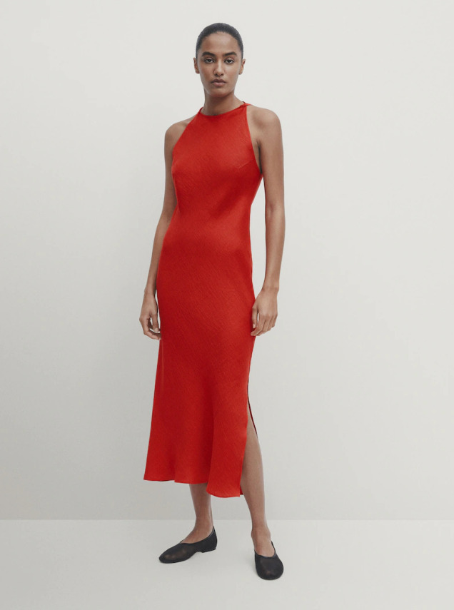 El vestido rojo de cuello halter de Massimo Dutti