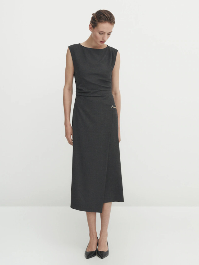 El vestido pareo midi con detalle de cadena de Massimo Dutti