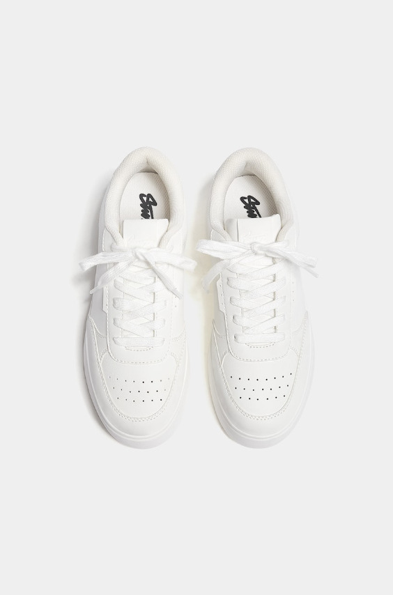Las zapatillas estilo bambas básicas de Pull&Bear
