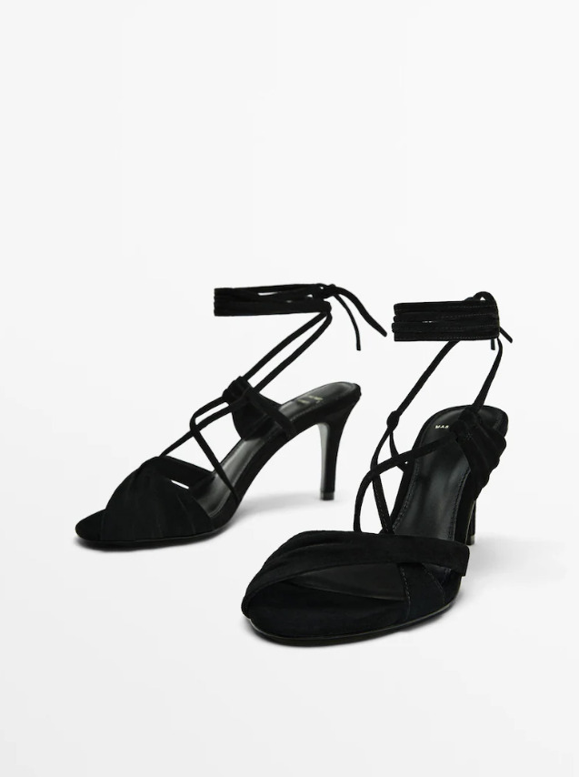 Las sandalias de Massimo Dutti de tacón de ante atadas en color negro