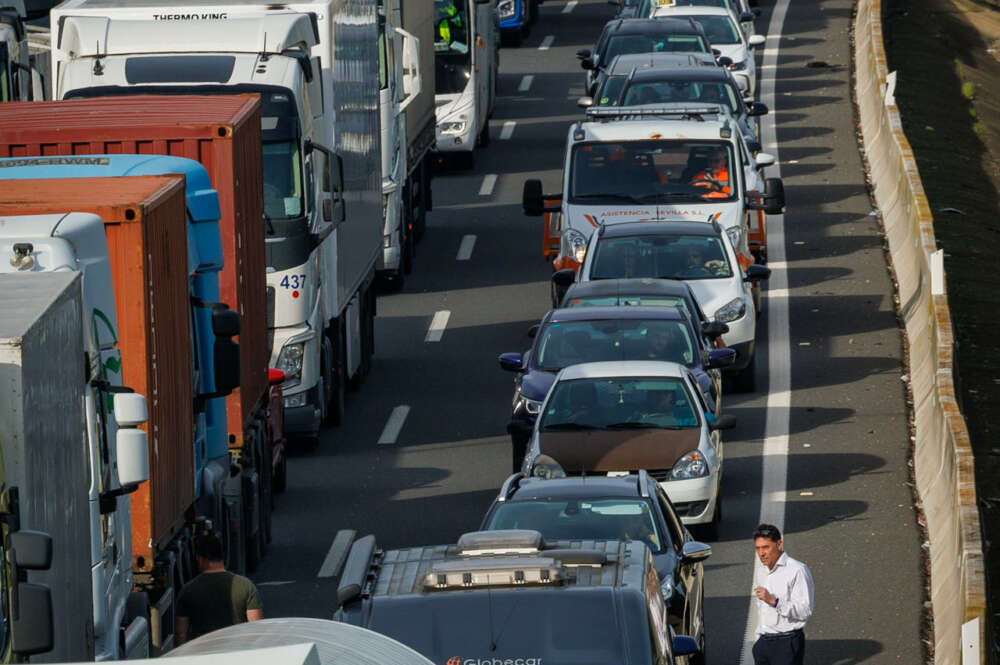 Camiones y coches retenidos por el corte en la Autovía A49 a la altura de Benacazón (Sevilla). EFE/ Julio Muñoz