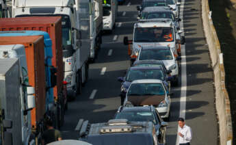 Camiones y coches retenidos por el corte en la Autovía A49 a la altura de Benacazón (Sevilla). EFE/ Julio Muñoz