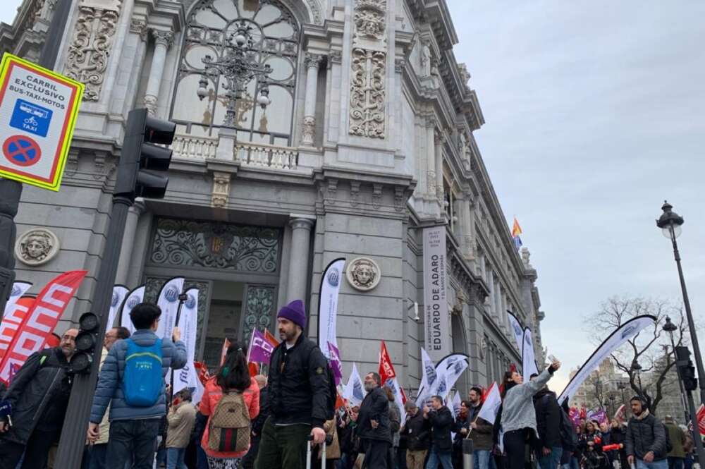 Delegados sindicales de la banca en la manifestación del 8 de febrero. @Alejandro_MDV Banca Plantillas Junta del Sabadell