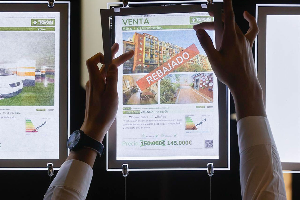 Un trabajador de una inmobiliaria coloca un cartel. Foto: EFE.