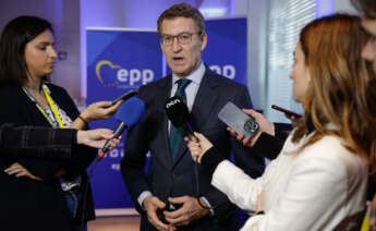 El líder del Partido Popular, Alberto Núñez Feijóo tras su encuentro con el presidente del Partido Popular Europeo, Manfred Weber en Bruselas. EFE/Pablo Garrigós