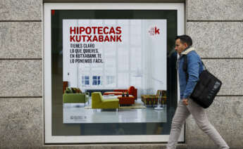 Un cartel de un banco en Bilbao anuncia préstamos para vivienda. EFE/Luis Tejido