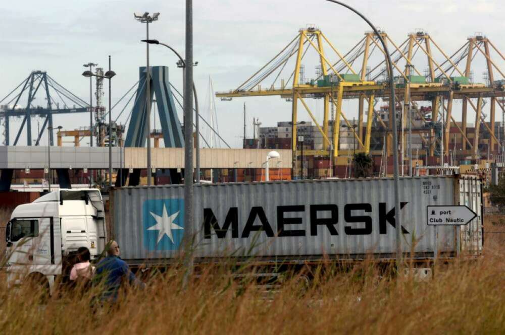 Contenedor de Maersk en camión que pasa por el puerto de Valencia. EFE