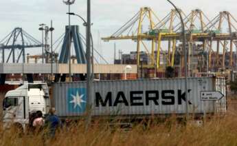 Contenedor de Maersk en camión que pasa por el puerto de Valencia. EFE